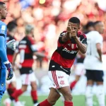 Flamengo vence Botafogo e se aproxima do Palmeiras na tabela do Brasileiro