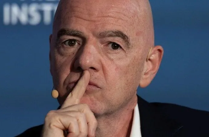 FIFA demite diretor após críticas a Infantino