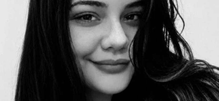 Jovem de 21 anos morre após ser atingida por bala perdida em Araçatuba Jovem de 21 anos morre após ser atingida por bala perdida em Araçatuba