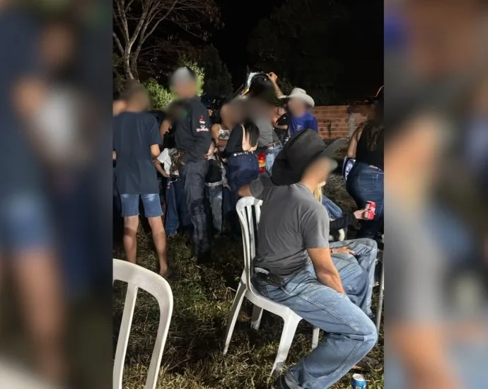 Adolescentes são flagrados em rodeio clandestino em Ipiguá consumindo bebidas alcoólicas Adolescentes são flagrados em rodeio clandestino em Ipiguá consumindo bebidas alcoólicas