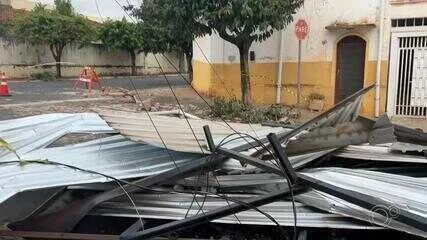 Vendaval derruba cobertura de posto e causa estragos na região de Rio Preto