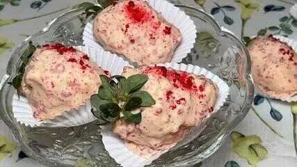 Morango cravejado conquista confeitarias em São José do Rio Preto Morango cravejado vira febre nas confeitarias de Rio Preto