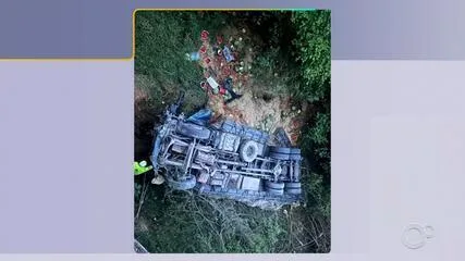 Caminhão carregado com melancia tomba em ponte na BR-153 em Icém