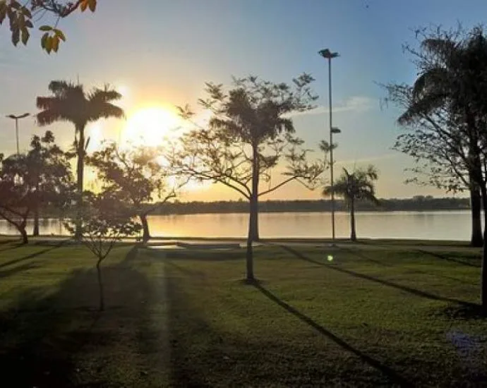Previsão do Tempo: Céu Encoberto e Temperaturas em Três Lagoas