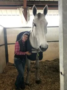 Mariana Zamboni: A Veterinária que Une Paixão e Cuidado Animal