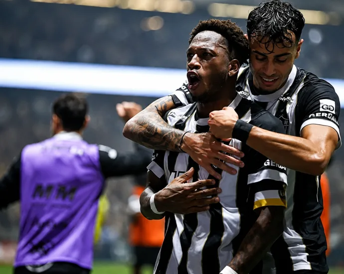 Atlético-MG vence Cruzeiro e avança à semifinal da Copa do Brasil