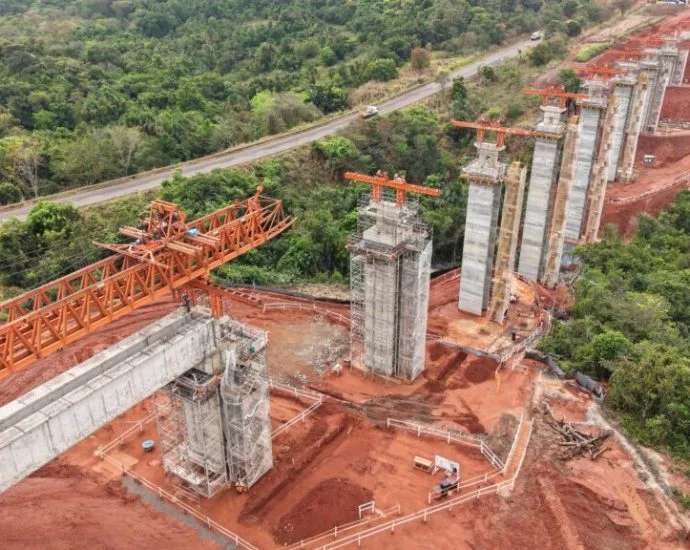 Início da Instalação das Vigas da Ponte Ferroviária em Inocência Início da Instalação das Vigas da Ponte Ferroviária em Inocência