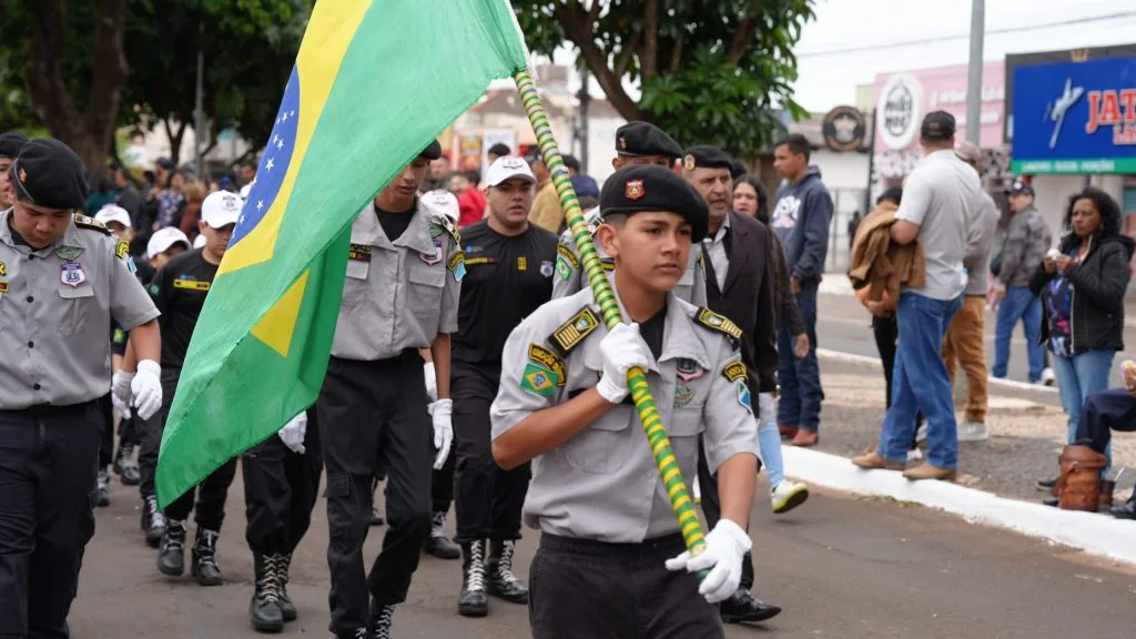 Carlos Bernardo prestigia desfile cívico em Ponta Porã e destaca participação popular no 7 de Setembro