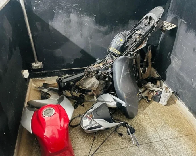 Moto furtada é recuperada desmontada e dois são detidos em Três Lagoas Moto furtada é recuperada desmontada e dois são detidos em Três Lagoas