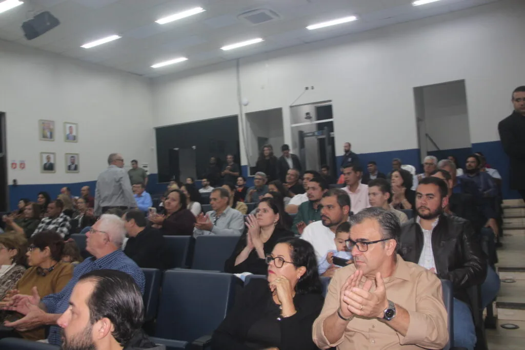 Câmara Municipal de Três Lagoas homenageia personalidades com Diploma de Mérito Legislativo Câmara Municipal celebra histórias e homenageia quem fez a diferença em Três Lagoas