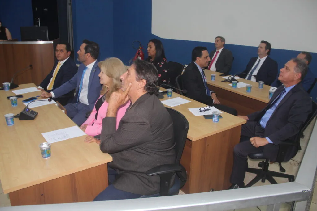 Câmara Municipal de Três Lagoas homenageia personalidades com Diploma de Mérito Legislativo Câmara Municipal celebra histórias e homenageia quem fez a diferença em Três Lagoas