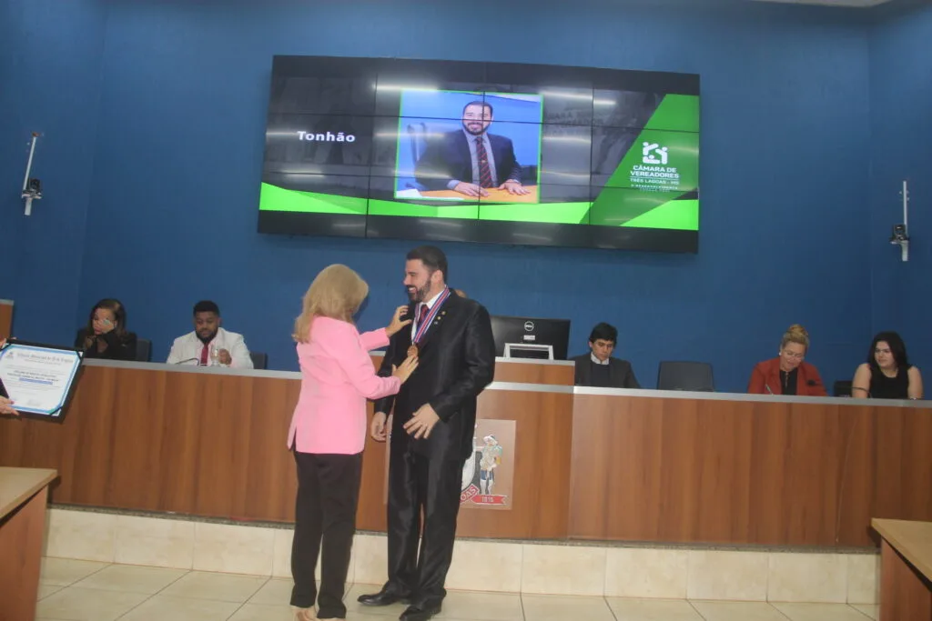 Câmara Municipal de Três Lagoas homenageia personalidades com Diploma de Mérito Legislativo Câmara Municipal celebra histórias e homenageia quem fez a diferença em Três Lagoas
