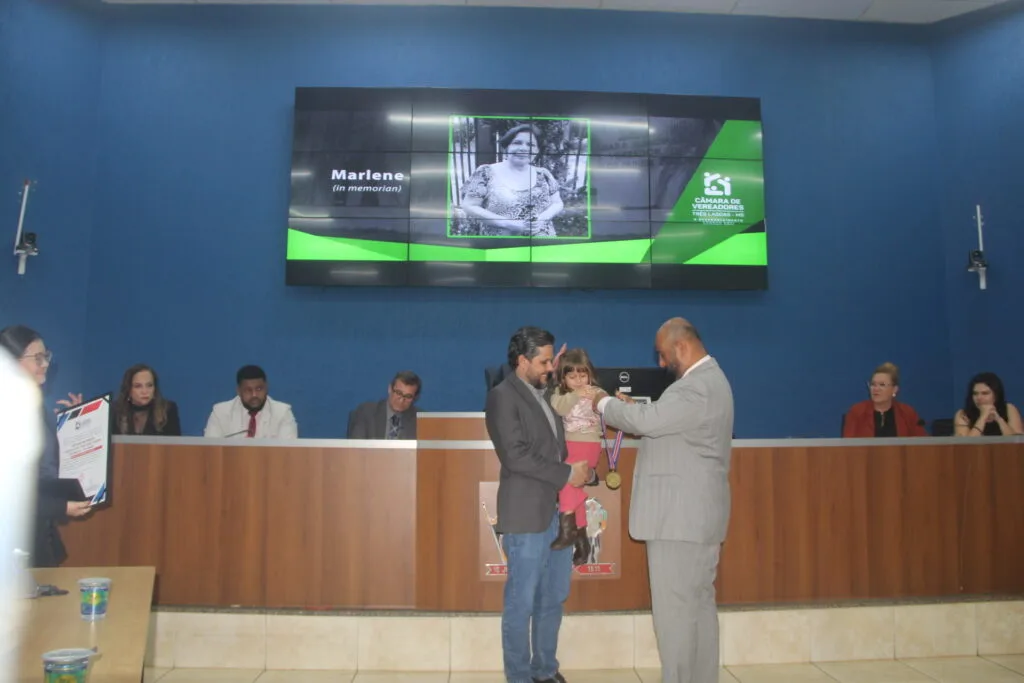 Câmara Municipal de Três Lagoas homenageia personalidades com Diploma de Mérito Legislativo Câmara Municipal celebra histórias e homenageia quem fez a diferença em Três Lagoas