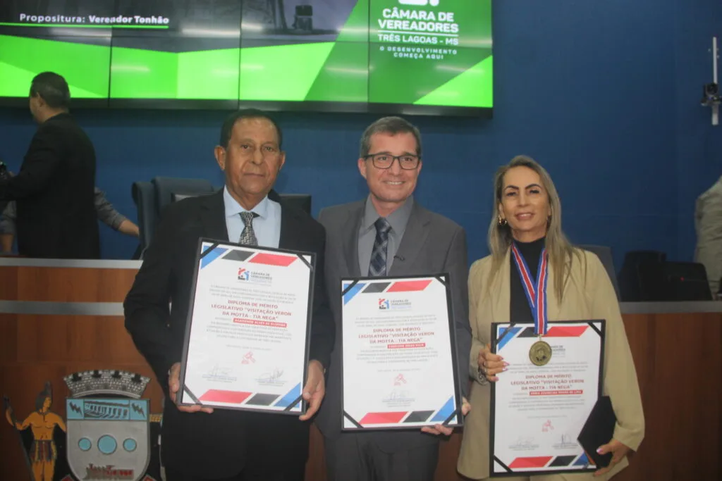 Câmara Municipal de Três Lagoas homenageia personalidades com Diploma de Mérito Legislativo Câmara Municipal celebra histórias e homenageia quem fez a diferença em Três Lagoas