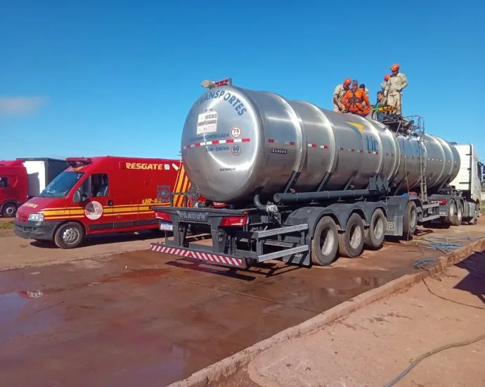 Trabalhador é resgatado de tanque de carreta em Três Lagoas Trabalhador é resgatado de tanque de carreta em Três Lagoas