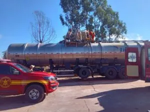 Trabalhador é resgatado de tanque de carreta em Três Lagoas