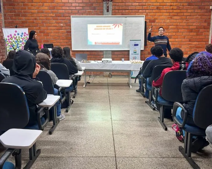 Adolescentes discutem saúde mental e redes sociais em Três Lagoas
