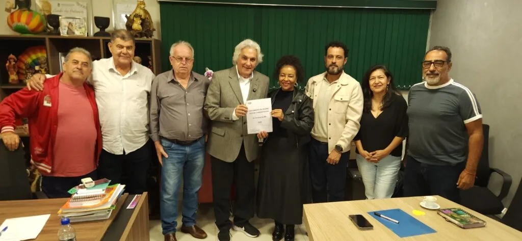 Delcídio assina compromisso com a FETEMS e defende valorização de professores e aposentados