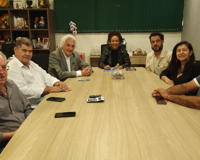 Delcídio Amaral assina compromisso com a FETEMS em defesa da educação