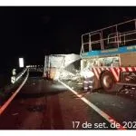 Acidente envolvendo carreta e ônibus bloqueia rodovia em SP
