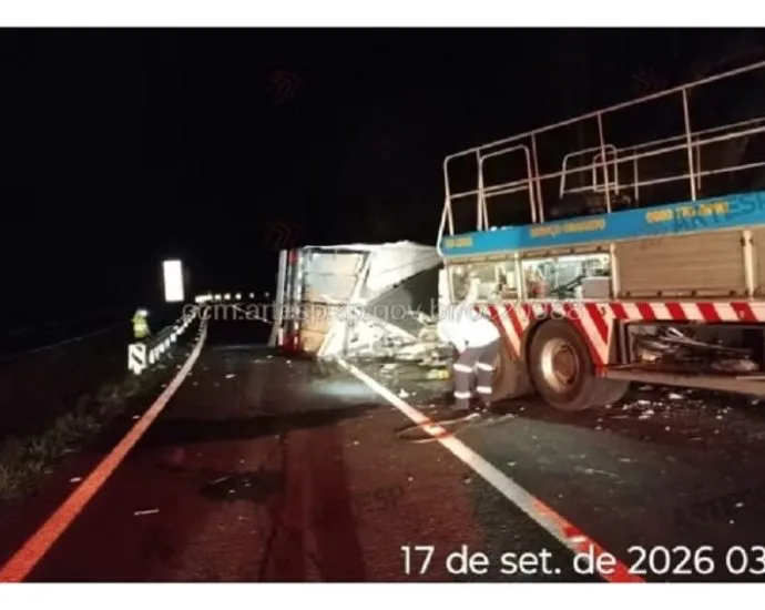 Acidente envolvendo carreta e ônibus bloqueia rodovia em SP