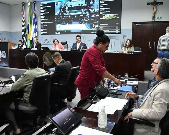 Câmara Municipal solicita dados sobre transporte escolar e fiscalização em clínica