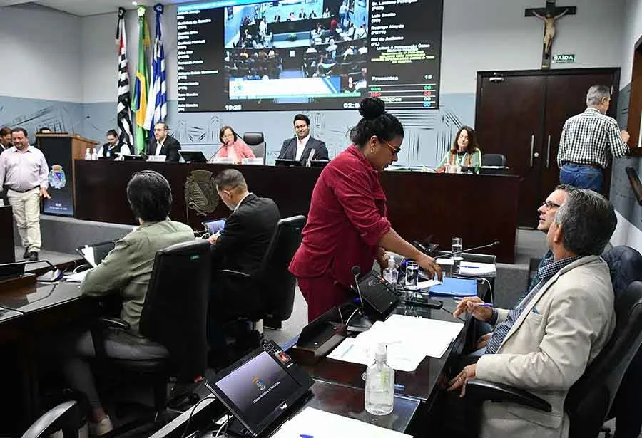 Câmara Municipal solicita dados sobre transporte escolar e fiscalização em clínica