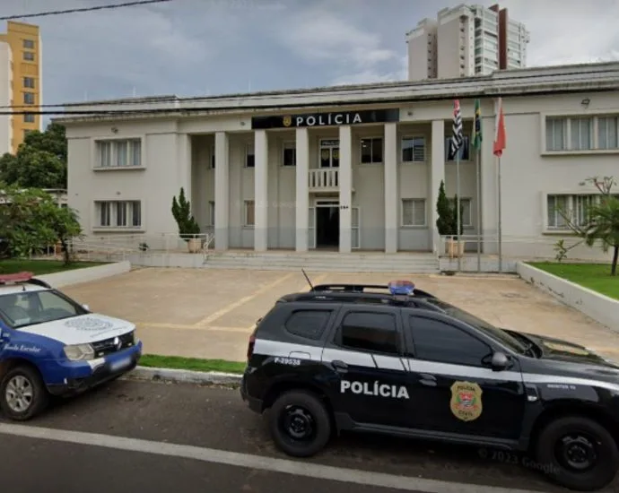 Homem detido ao tentar viajar com adolescente em Araçatuba Homem detido ao tentar viajar com adolescente em Araçatuba