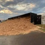 Carreta tomba na BR-163 e provoca engarrafamento em Dourados