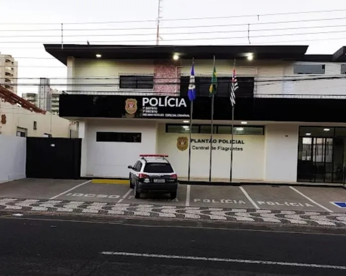 Mãe e padrasto presos por suspeita de estupro de jovem em Macaubal Mãe e padrasto presos por suspeita de estupro de jovem em Macaubal