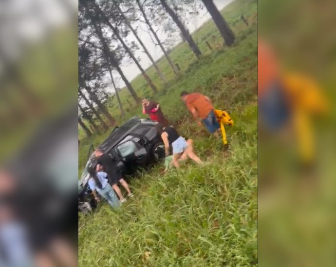 Acidente grave entre veículos em Urupês deixa dois mortos