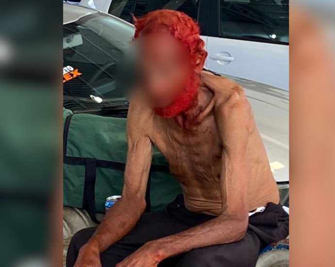 Empresário é processado por discriminação após tingir cabelo e barba de idoso em situação de rua
