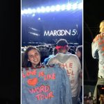 Fã de Maroon 5 ganha autógrafo de Adam Levine em show no interior de SP