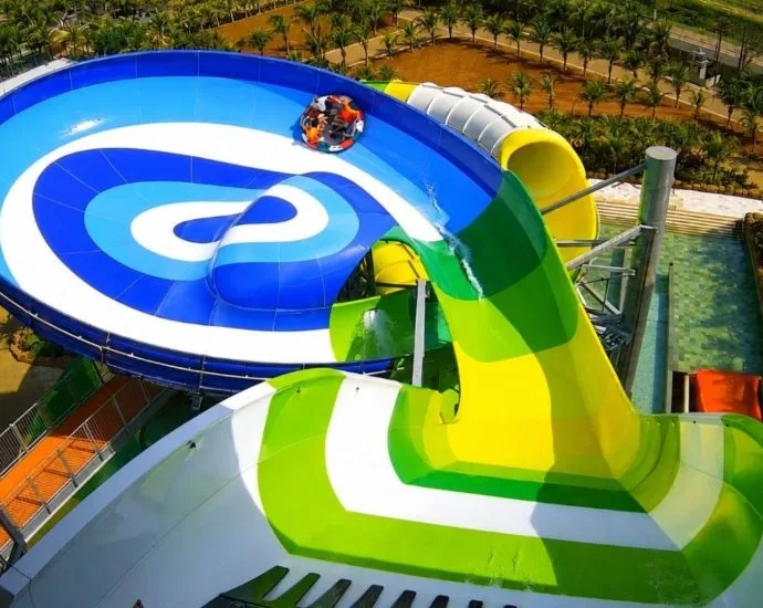 Megatoboágua de 33 metros é testado em parque aquático de Olímpia Megatoboágua de 33 metros é testado em parque aquático de Olímpia