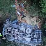 Caminhão carregado de melancias tomba na BR-153 entre Nova Granada e Icém