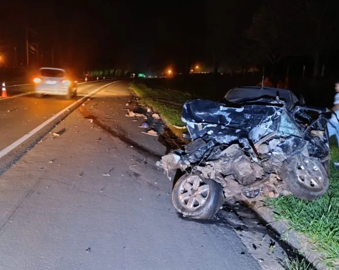 Acidente entre carro e caminhão em Barbosa resulta em mortes e crianças feridas Acidente entre carro e caminhão em Barbosa resulta em mortes e crianças feridas