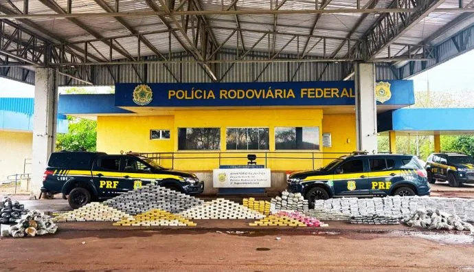 PRF apreende quase 1 tonelada de drogas em carga de minério na BR-262