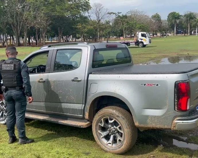 Caminhonete abandonada em área de pedestres na Lagoa Maior leva motorista ao Pronto-Socorro Caminhonete abandonada em área de pedestres na Lagoa Maior leva motorista ao Pronto-Socorro