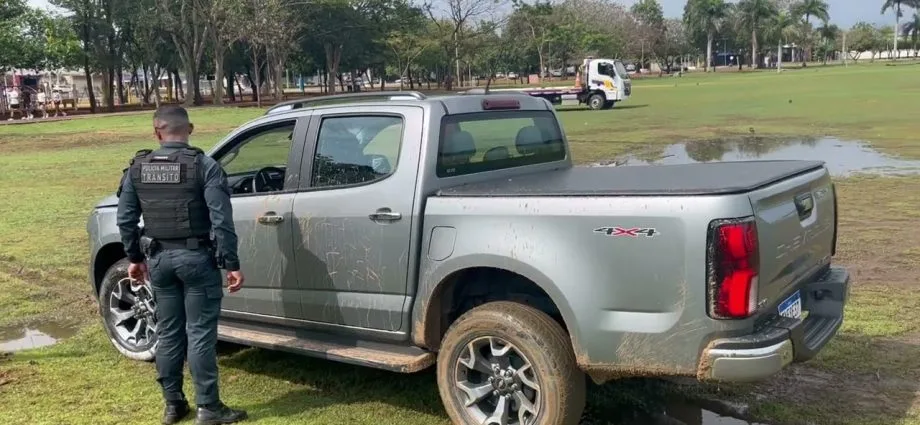 Caminhonete abandonada em área de pedestres na Lagoa Maior leva motorista ao Pronto-Socorro Caminhonete abandonada em área de pedestres na Lagoa Maior leva motorista ao Pronto-Socorro