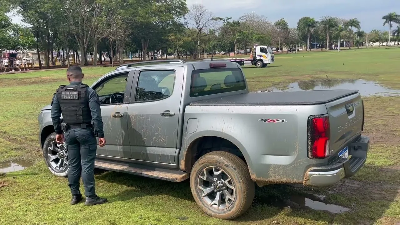 Caminhonete abandonada em área de pedestres na Lagoa Maior leva motorista ao Pronto-Socorro