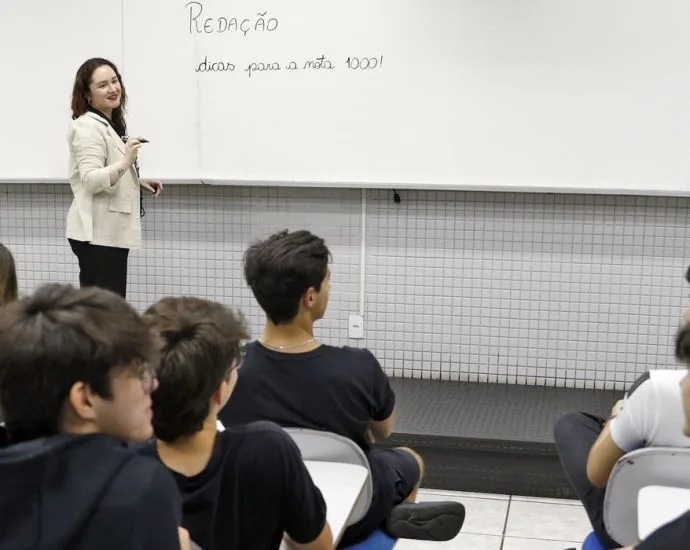 Mais de 625 mil alunos fazem Prova Nacional Docente neste domingo (20)