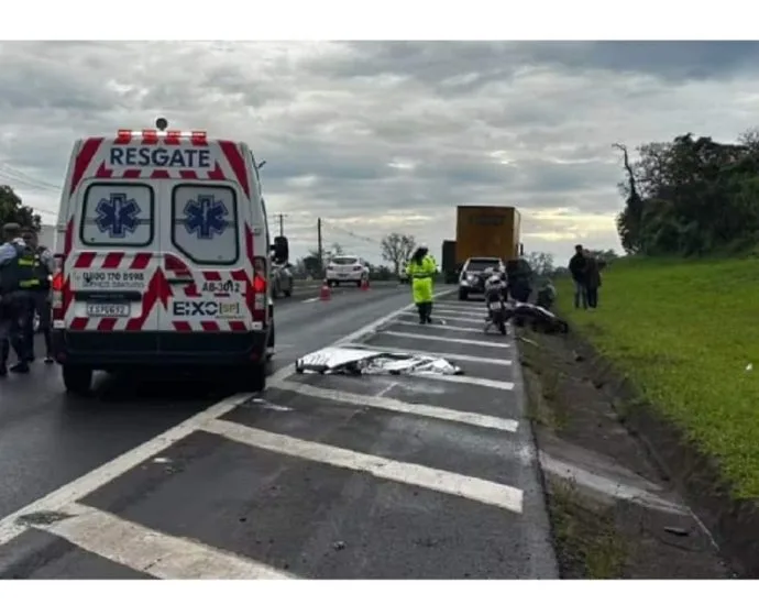 Motociclista é fatalmente atingida por caminhão na SP-225 Motociclista é fatalmente atingida por caminhão na SP-225