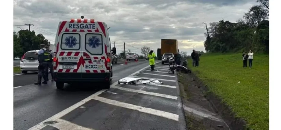 Motociclista é fatalmente atingida por caminhão na SP-225 Motociclista é fatalmente atingida por caminhão na SP-225
