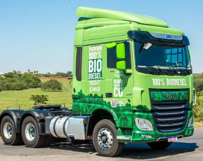 Caminhão movido a B100 da JBS completa 500 mil km sem falhas Caminhão movido a B100 da JBS completa 500 mil km sem falhas