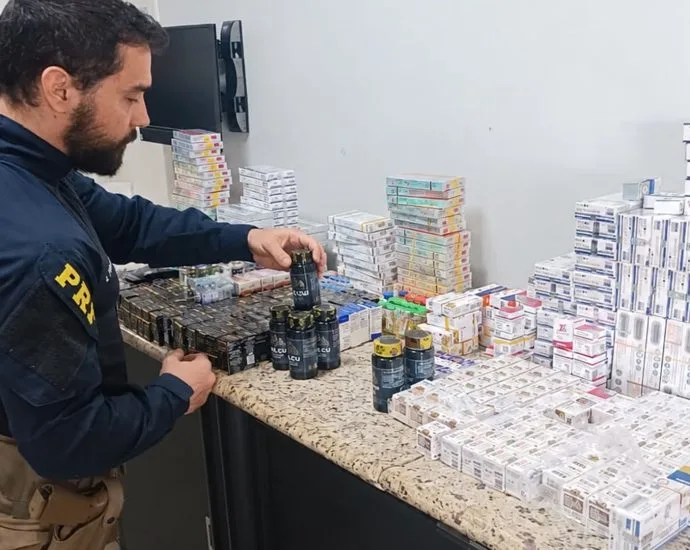 Casal é detido com anabolizantes e produtos contrabandeados na BR-153 Casal é detido com anabolizantes e produtos contrabandeados na BR-153
