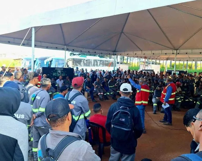 Greve em Inocência pressiona por reajuste salarial de trabalhadores Greve em Inocência pressiona por reajuste salarial de trabalhadores