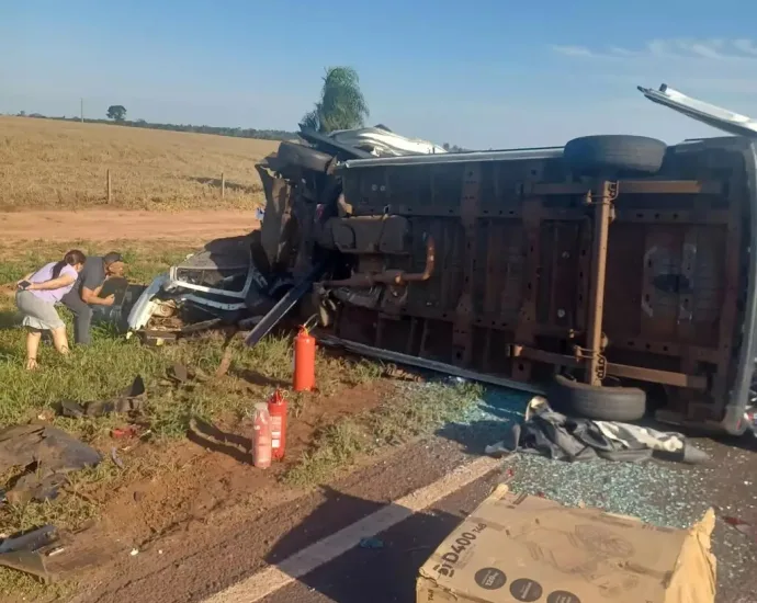 Colisão entre van e carro resulta em cinco mortes na BR-163 em Itaquiraí Colisão entre van e carro resulta em cinco mortes na BR-163 em Itaquiraí