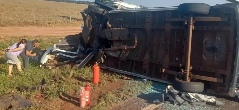 Colisão entre van e carro resulta em cinco mortes na BR-163 em Itaquiraí Colisão entre van e carro resulta em cinco mortes na BR-163 em Itaquiraí