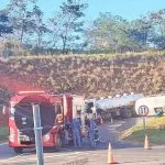 Carreta tomba e interdita SP-225 por mais de um dia