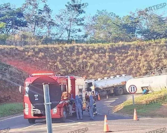 Carreta tomba e interdita SP-225 por mais de um dia